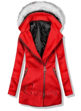 Červený kabát s kapucí