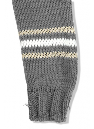 Šedý svetr s proužky na rukávech