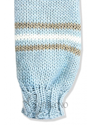 Baby blue svetr s proužky na rukávech