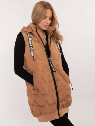 Stylová dámská vesta s kapucí v camel barvě