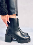 Černé kotníkové kozačky na stabilním podpatku