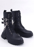 Vysoké černé kozačky s přezkami
