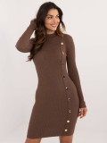 Hnědé úzké šaty s dlouhým rukávem
