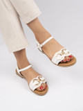 Nízké bílé sandály se zlatou ozdobou