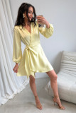 Žluté mini zavinovací šaty