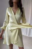 Žluté mini zavinovací šaty