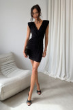 Černé mini šaty s překládaným výstřihem a ozdobným páskem