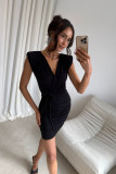 Černé mini šaty s překládaným výstřihem a ozdobným páskem
