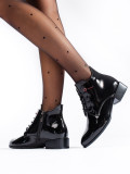 Černé nízké lakované kozačky na šněrování