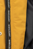 Žlutá přechodná parka s tmavě modrou podšívkou