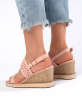 Růžové dámské sandály na klínovém opatku