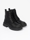 Černé kotníkové boty se šněrováním a protiskluzovou podrážkou