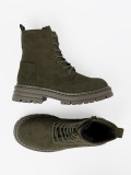 Tmavě zelené kotníkové boty se semišovým detailem