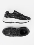 Černé sneakersy se síťovinou a bílou podrážkou