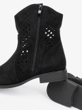Černé ažurové kotníkové boty v cowboy stylu