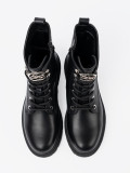 Černé šněrovací kotníkové boty s kovovou ozdobou
