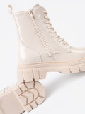 Stylové lakované kotníkové boty ve světle béžové barvě