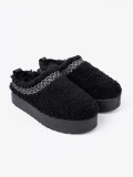Černé papuče s ozdobným vyšíváním