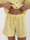 Stylové šortky ve světle žluté barvě