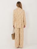 Béžová souprava s košilí a kalhotami