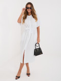 Bílé rozšířené midi šaty s páskem a kapsami