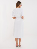 Bílé rozšířené midi šaty s páskem a kapsami
