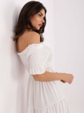 Ecru letní midi šaty s off-shoulder střihem