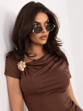 Elegantní hnědá halenka s krátkým rukávem a jemným řasením