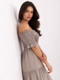 Béžové letní midi šaty s off-shoulder střihem