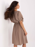 Tmavě béžové letní šaty s krátkým rukávem
