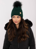 Zimní čepice s bambulí v tmavě zelené barvě