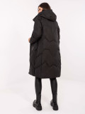 Dlouhý černý prošívaný kabát s kapucí