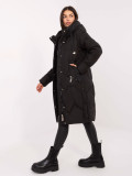 Dlouhý černý prošívaný kabát s kapucí