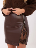 Elegantní mini sukně z eko kůže s krajkou, čokoládově hnědá