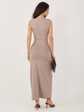 Elegantní tmavě béžové midi šaty s vodopádovým výstřihem
