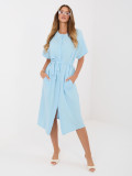 Světle modré rozšířené midi šaty s páskem
