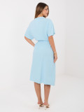 Světle modré rozšířené midi šaty s páskem