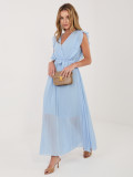 Světle modré rozšířené midi šaty s páskem