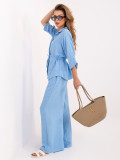 Elegantní modrá souprava s košilí a širokými kalhotami