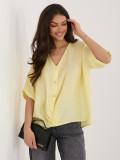 Žlutá halenka s V výstřihem a krátkým rukávem