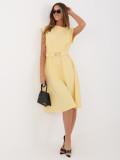 Žluté rozšířené midi šaty s páskem