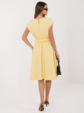Žluté rozšířené midi šaty s páskem