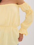 Žlutá halenka s odhalenými rameny a nabíranými rukávy