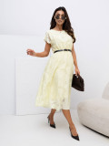 Světle žluté rozšířené midi šaty s páskem