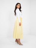 Žlutá elegantní midi sukně s proužky a páskem