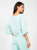 Světle modrý elegantní svetr s 3/4 rukávem a volánem