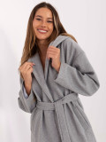Stylový šedý přechodný kabát s kapucí a páskem
