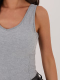 Šedý žebrovaný top s výstřihem do V