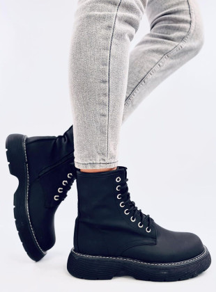 Šněrovací kozačky v černé barvě