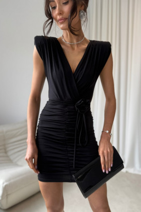Černé mini šaty s překládaným výstřihem a ozdobným páskem